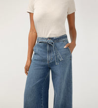 Charger l'image dans la galerie, HIGHLY DESIRABLE BELTED ULTRA WIDE LEG SILVER JEAN L28970ADM314