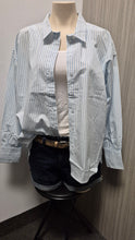 Charger l'image dans la galerie, BLOUSE OVERSIZE RAYURES VERTICALES COL CHEMISIER M/L FERMETURE BOUTONNIERE FRANSA FRZASHIRT SH 11 20617471
