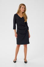 Charger l'image dans la galerie, ROBE COCKTAIL COL V M3/4 KAFFE KAINDIA V NECK DRESS 10509356 100121
