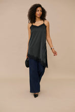 Charger l'image dans la galerie, HAUT CAMISOLE LONGUE COL V DENTELLE BRETELLE SPAGHETTI AJUSTABLE KAFFE KAMIALA STRAP TOP 10512587

