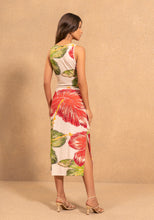Charger l'image dans la galerie, ROBE AJUSTÉE IMPRIMÉ HIBISCUS SANS MANCHE COL V LEZ A LEZ 5406E
