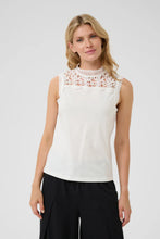 Charger l&#39;image dans la galerie, HAUT CAMISOLE COL MONTANT DENTELLE CREAM CRLIVY SLEEVELESS 10613703-110602

