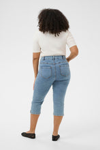 Charger l'image dans la galerie, PANTALON CAPRI DE JEAN TAILLE PLUS KAFFE CURVE KCVILANA CAPRI JEANS 10584087
