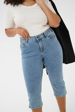 Charger l'image dans la galerie, PANTALON CAPRI DE JEAN TAILLE PLUS KAFFE CURVE KCVILANA CAPRI JEANS 10584087
