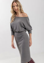 Charger l&#39;image dans la galerie, ROBE EN TRICOT AJUSTÉ MANCHES COUDES COL ASSYMETRIQUE 1 ÉPAULE LEZ A LEZ 7309E
