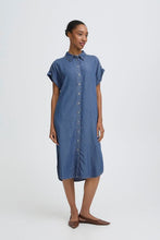 Charger l'image dans la galerie, ROBE CHEMISIER TENCEL COULEUR DENIM MANCHE COURTE B.YOUNG BYKOSMO SS SHIRT DRESS 20818786
