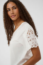 Charger l'image dans la galerie, HAUT COL V MANCHES COURTES AVEC DENTELLE CREAM CRSUNY T-SHIRT 10614882-110602
