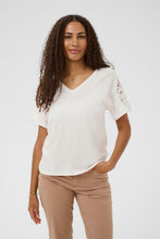 Charger l'image dans la galerie, HAUT COL V MANCHES COURTES AVEC DENTELLE CREAM CRSUNY T-SHIRT 10614882-110602
