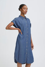 Charger l'image dans la galerie, ROBE CHEMISIER TENCEL COULEUR DENIM MANCHE COURTE B.YOUNG BYKOSMO SS SHIRT DRESS 20818786
