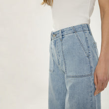 Charger l'image dans la galerie, JEAN JAMBE LARGE LIGHT WEIGTH KNIT PANT SILVER JEANS L63902LWK201
